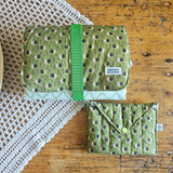 Kit nascita mamma & bambino – fasciatoio da viaggio e pochette coordinata artigianale, fantasia chiocciole
