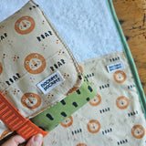 Kit nascita artigianale – fasciatoio da viaggio impermeabile e asciugamano con gancio, fantasia leoni