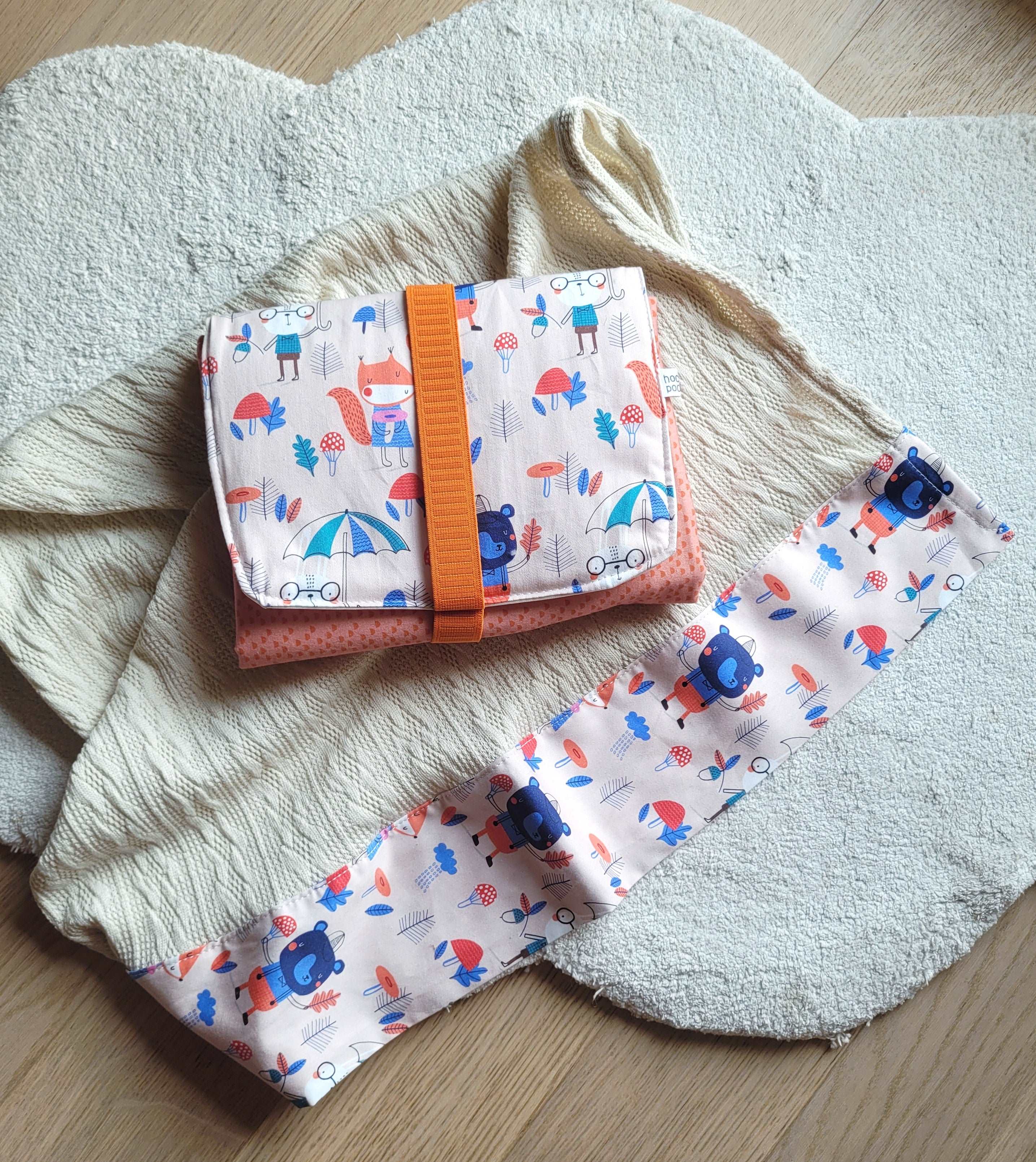 kit nascita composto da fasciatoio e copertina nascita in maglina panna e cotone fantasia, orsi e conigli