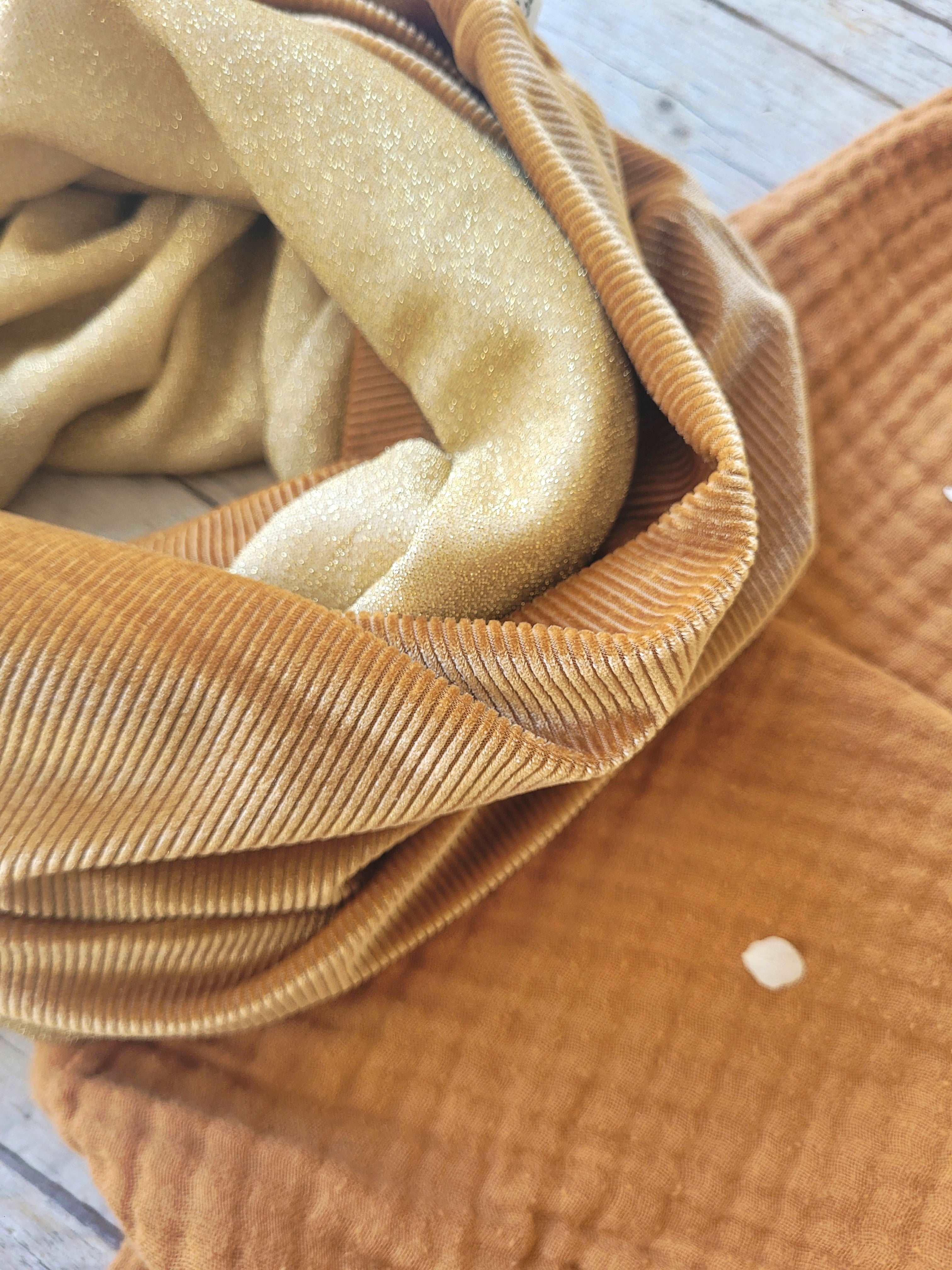 Sciarpa ad anello da donna in jersey a costine caramello e jersey oro