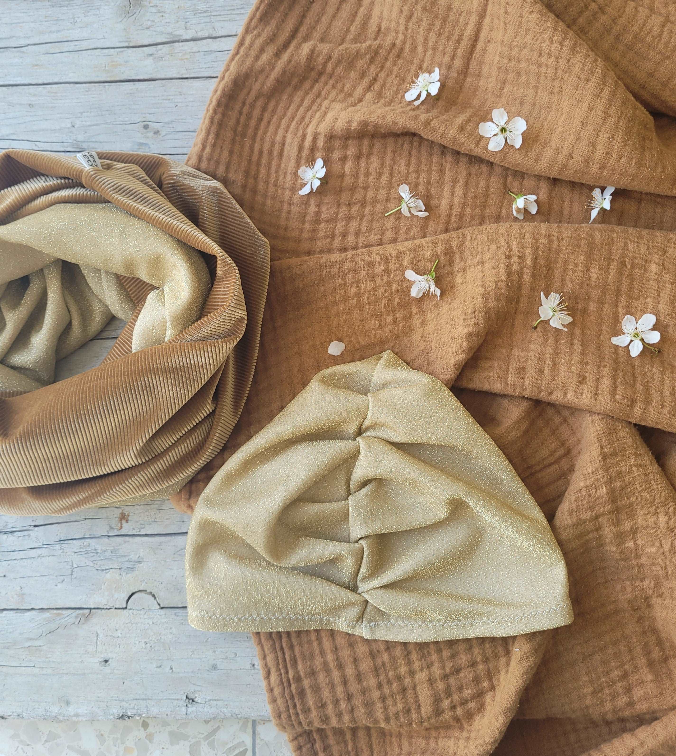 Berretto da donna arricciato in jersey di cotone oro glitter