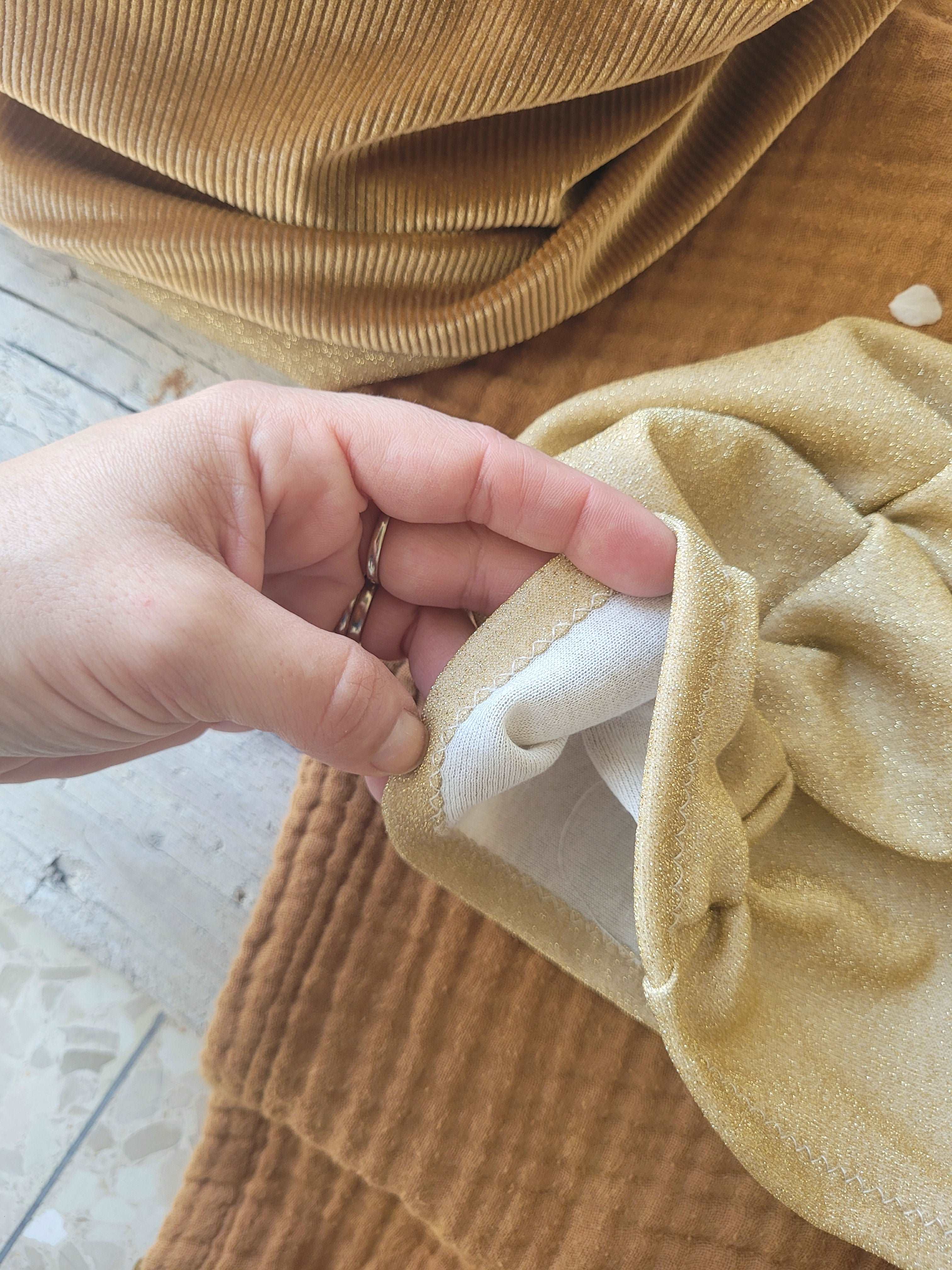 Berretto da donna arricciato in jersey di cotone oro glitter